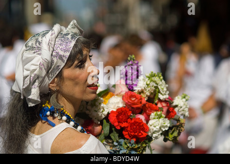 Danseurs brésiliens et des artistes inscrivez-vous dans la Rua da Lavagem (46 Nettoyage de la 46e Rue) procession avant le Brésil Fest Banque D'Images