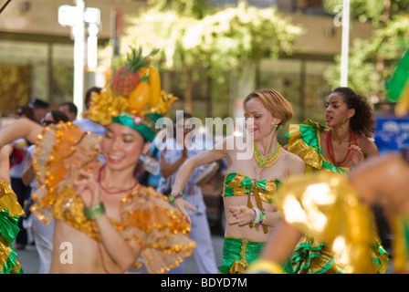 Danseurs brésiliens et des artistes inscrivez-vous dans la Rua da Lavagem (46 Nettoyage de la 46e Rue) procession avant le Brésil Fest Banque D'Images