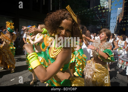 Danseurs brésiliens et des artistes inscrivez-vous dans la Rua da Lavagem (46 Nettoyage de la 46e Rue) procession avant le Brésil Fest Banque D'Images