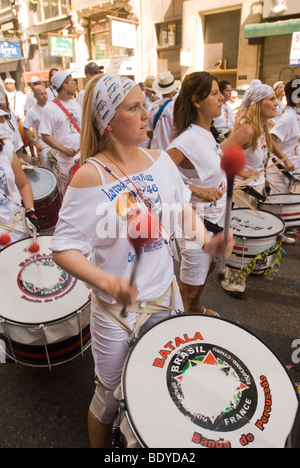 Danseurs brésiliens et des artistes inscrivez-vous dans la Rua da Lavagem (46 Nettoyage de la 46e Rue) procession avant le Brésil Fest Banque D'Images