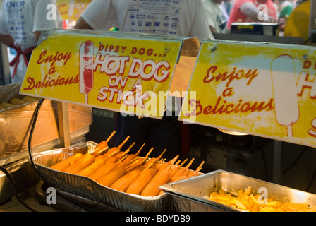 Un vendeur lors d'une foire de rue à New York vend des chiens de maïs Le dimanche, 6 septembre 2009. (© Richard B. Levine) Banque D'Images