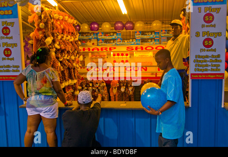 Couple au Carnival Cork gun Shooting Range International Drive Orlando, Floride Banque D'Images