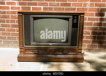 Jeter un téléviseur analogique en attente d'enlèvement par le ministère de l'assainissement à New York Banque D'Images