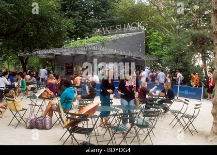 Foules manger le déjeuner au Shake Shack au Madison Square Park de New York Banque D'Images