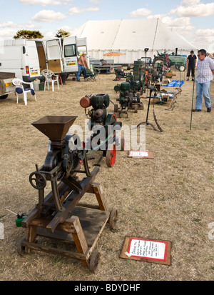 Diverses petites machines à vapeur agricoles sur l'affichage à un pays afficher dans l'Essex. Banque D'Images