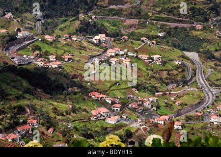 Vue d'une route sinueuse à travers le paysage de Madère Banque D'Images