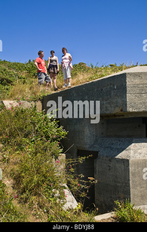 Dh Jerbourg Point ST MARTIN GUERNSEY famille touristiques par l'allemand seconde guerre mondiale embrasure batterie tambourin ww2 Banque D'Images