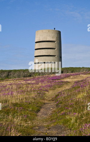 dh Pleinmont Tower TORTEVAL GUERNESEY German nazi Seconde Guerre mondiale tour d'observation en béton sentier sentier canal îles fortifications ii Banque D'Images