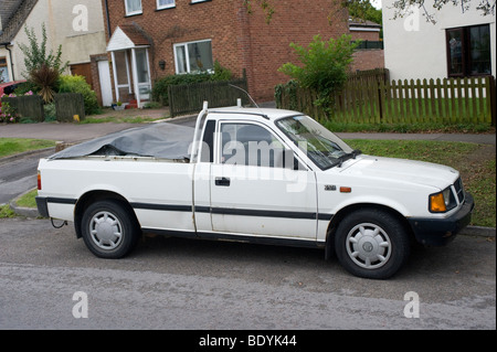 Vue latérale d'une camionnette Tata blanc stationné sur une rue en Angleterre Banque D'Images