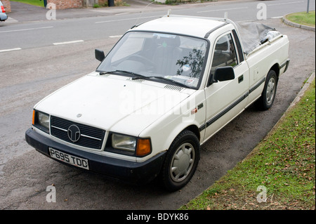 Tata blanc camionnette stationnée sur une rue en Angleterre Banque D'Images