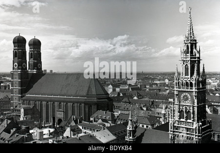 Photo historique des années 50, vue sur l'église Frauenkirche église Notre Dame et tour du vieil hôtel de ville de l'instruction Alter Peter St. Banque D'Images