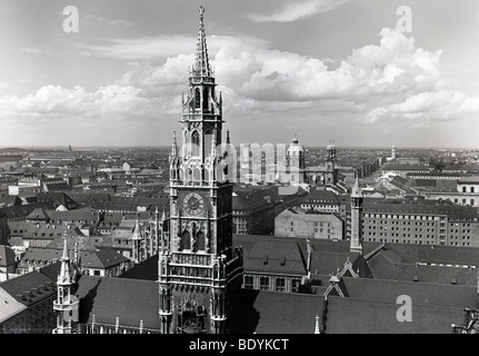 Photo historique des années 50, vue de la tour du vieil hôtel de ville de l'instruction Alter Peter Eglise Saint-Pierre, Munich, Bavière, Allemagne Banque D'Images