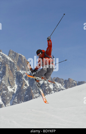 Skieur Freeride sauter dans l'air. Banque D'Images