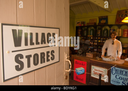 Un commerçant du modèle lifesize un ancien magasin à Gressenhall musée de la vie rurale dans la région de North Norfolk Uk Banque D'Images