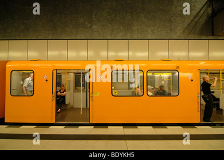 Nouvelle station de métro de la ligne U55 avec métro jaune traditionnel wagon, Kanzler-U-Bahn à la porte de Brandebourg, Berlin, Germany, Europe Banque D'Images