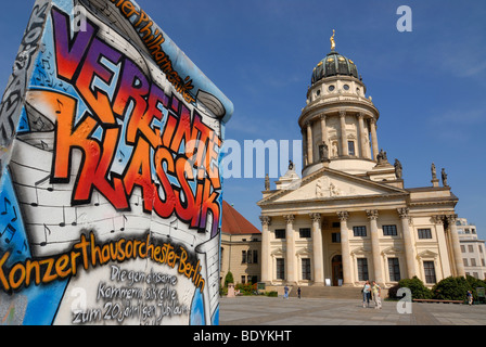 La publicité sur le graffiti un morceau du Mur de Berlin, Cathédrale française, Gendarmenmarkt, Berlin, Germany, Europe Banque D'Images