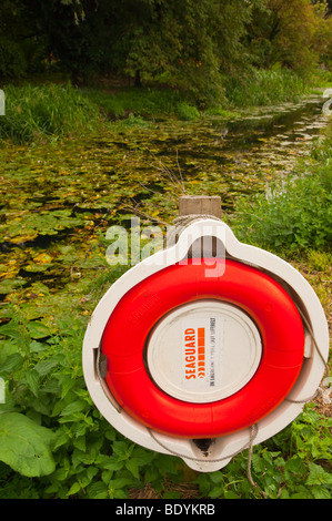 Une bouée de sauvetage en cas d'urgence à proximité d'une rivière à Gressenhall musée de la vie rurale dans la région de North Norfolk Uk Banque D'Images