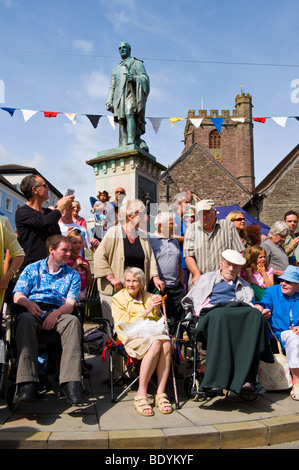 Les spectateurs en fauteuil roulant regarder la parade d'ouverture du Festival de Jazz 2009 Brecon Banque D'Images