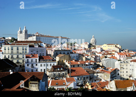 Vue sur l'Alfama avec le couvent et l'église de São Vicente de Fora, Lisbonne, Portugal, Europe Banque D'Images