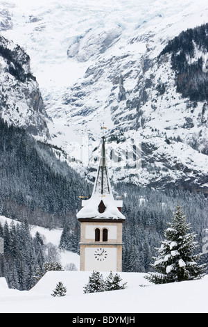 Grindelwald, l'église du village après une lourde chute de neige, Jungfrau Region, Oberland Bernois, Alpes Suisses, Suisse Banque D'Images