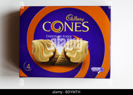 Fort de fondant au chocolat Cadbury glaces glaces cônes isolé sur fond blanc Banque D'Images
