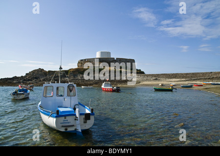 dh fort Grey ST PIERRE DU BOIS GUERNESEY Fishingboats Rocquaine Bay Martello tour forteresse Shipwreck musée canal îles île Banque D'Images