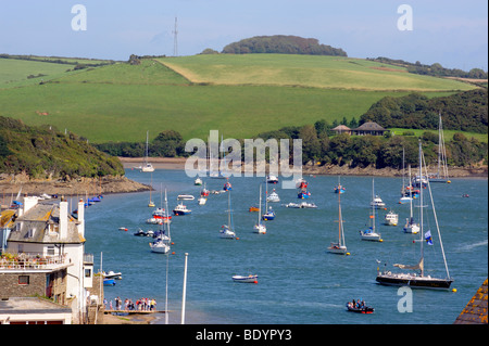 Yachts amarrés sur l'estuaire à Salcombe, Devon, Angleterre Banque D'Images