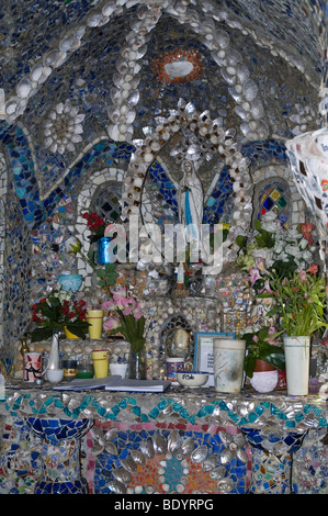 dh petite chapelle ST ANDREW GUERNESEY poterie brisée décorée petit autel d'église les Vauxbelets Guernesey Banque D'Images