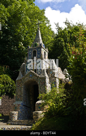 dh petite chapelle ST ANDREW GUERNESEY poterie brisée décorée petite église les Vauxbelets Guernesey Banque D'Images