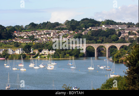 Un viaduc portant la main Penzanace à Londres au cours de la ligne ferroviaire Tamar près de Plymouth, Devon, Angleterre Banque D'Images