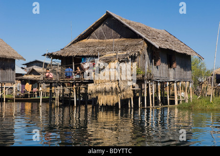 Maison sur pilotis dans le lac, village sur pilotis Ywama, lac Inle, l'État de Shan, Birmanie, Myanmar, en Asie Banque D'Images