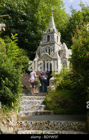 dh petite chapelle St ANDREW GUERNESEY personnes et la poterie brisée décorée petite église les Vauxbelets Guernesey touristes canal îles Banque D'Images