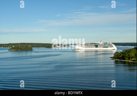 Le bateau de croisière Royal Caribbean International Jewel of the Seas navigue à travers l'archipel comme elle approche Stockholm Suède Banque D'Images