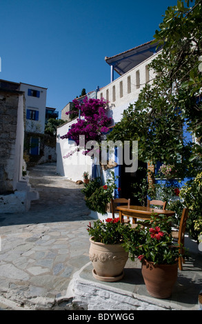 Place dans la vieille ville ou Hora, Alonissos, Sporades, Grèce Banque D'Images