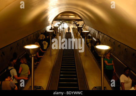 Escaliers mécaniques dans le métro, Tooting Broadway, Londres, Angleterre, Royaume-Uni, Europe Banque D'Images