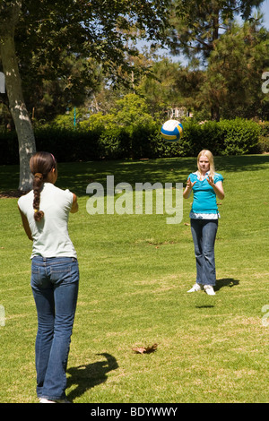 Deux jeunes filles haut 11-14 ans ans toss ball l'un à l'autre. M. © Myrleen Pearson Banque D'Images