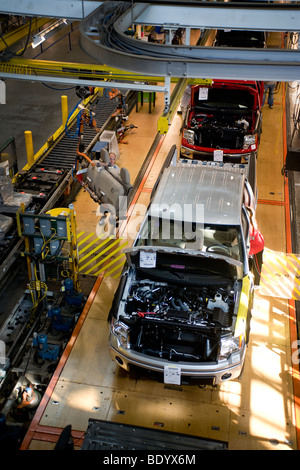 Un travailleur d'usine porte garnitures intérieures à un F-150 camions Ford à l'usine d'assemblage final de River Rouge Banque D'Images