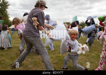 Un Festinho pillow fight organisé à Suffolk festival en 2009. Deux armées s'affrontent sur le terrain. Banque D'Images