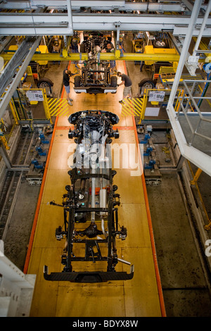 Les travailleurs de l'usine d'assemblage du châssis F-150 camions de ramassage à la ligne de production de River Rouge Ford à Dearborn, Michigan. Banque D'Images