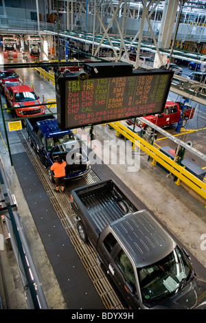 Terminé F-150 camions déplacer vers le bas la ligne de production par les lumières de l'inspection finale de la rivière Ford Roug Banque D'Images