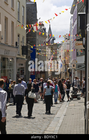 dh High Street ST PETER PORT GUERNESEY Shoppers in St Peter ports rue commerçante principale scène de rue peters pavés Banque D'Images