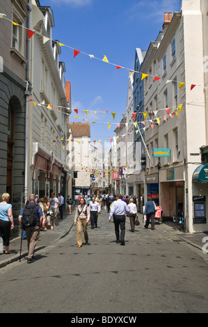 La dh Pollet St Peter Port Guernsey Shoppers dans les ports Le Pollet rue commerçante de foules Banque D'Images