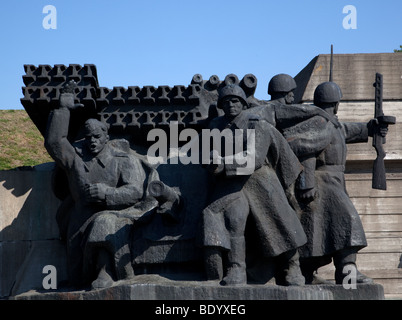 Partie d'une statue représentant l'héroïque bataille du Dniepr en 1943, les troupes soviétiques en tirant des roquettes. Banque D'Images