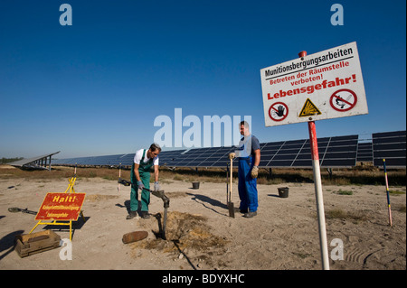 Démonstration d'une compensation de munitions sur le site de construction du plus grand parc solaire d'Allemagne à Lieberose, Spreewald, marque Banque D'Images