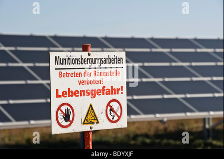Compensation des munitions sur le site de construction du plus grand parc solaire d'Allemagne à Lieberose, Spreewald, Brandebourg, Allemagne, Eur Banque D'Images