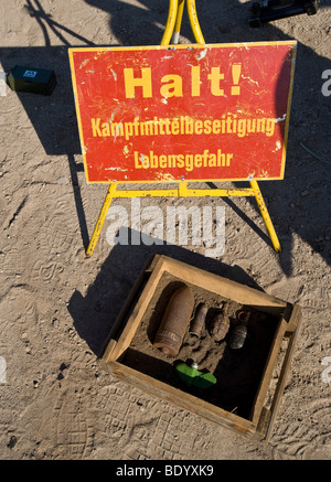 Démonstration d'une compensation de munitions sur le site de construction du plus grand parc solaire d'Allemagne à Lieberose, Spreewald, marque Banque D'Images