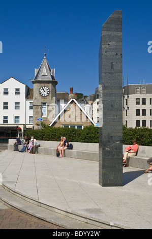 dh occupation Memorial ST PETER PORT GUERNESEY Weighbridge horloge personnes détente assis sièges St julians jetée monument de libération guerre Banque D'Images