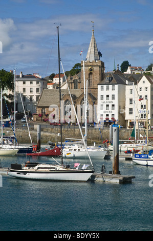 Dh Harbour St Peter Port Guernsey St Peter Port front de mer du port de yachts de l'église ville de bord de bateaux Banque D'Images