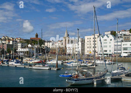 dh ports ST PETER PORT GUERNESEY St Peters Port Island Port Waterfront yachts et bâtiments front de mer Town bateaux canal îles port dans la marina Banque D'Images