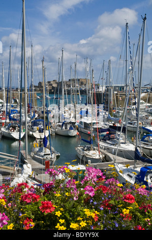 dh Harbour ST PETER PORT GUERNESEY St Peters Port yachts fleurs bateaux marina dans les îles du canal du soleil Banque D'Images